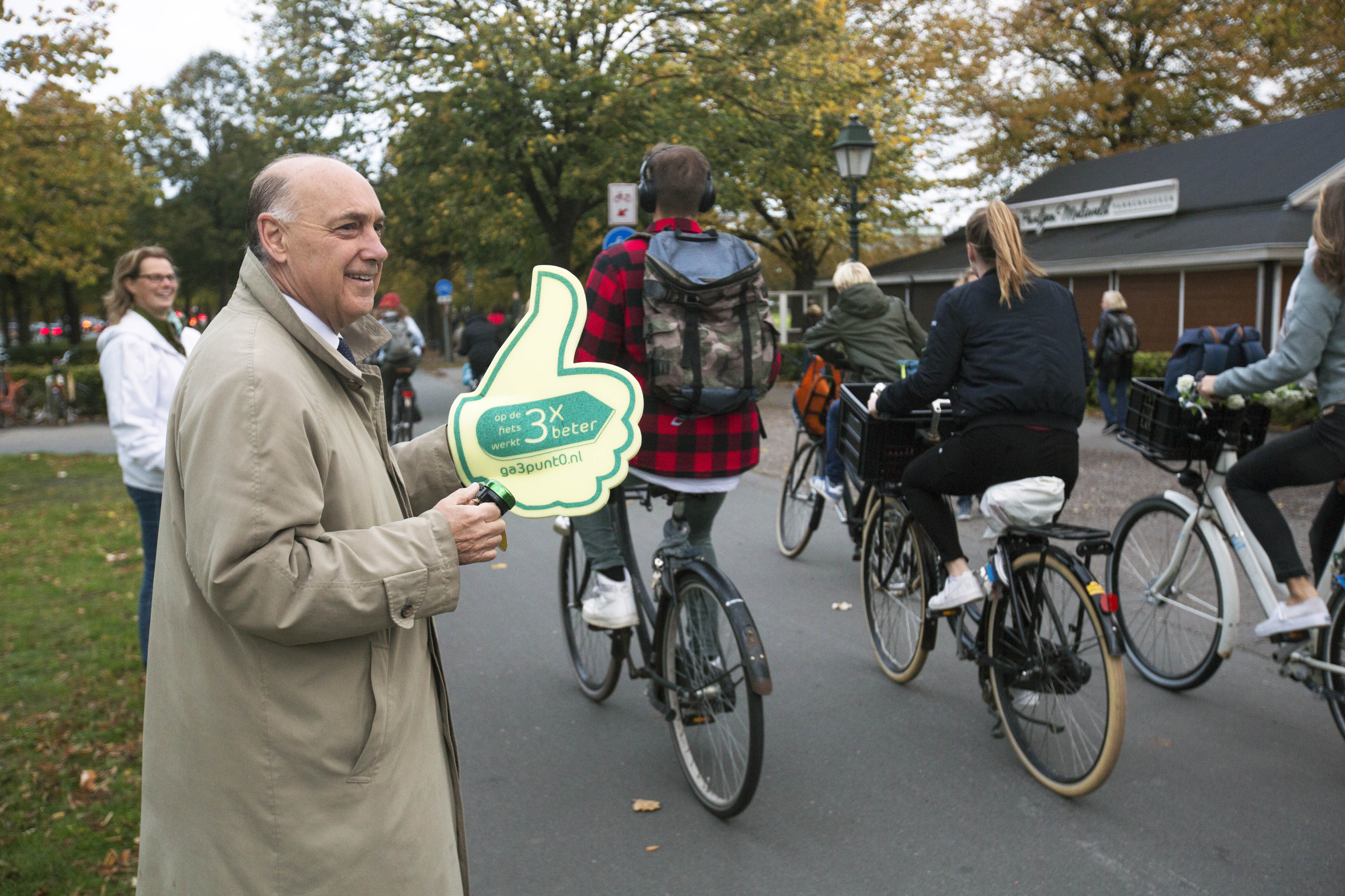 Haags wethouder steekt Duim Omhoog voor fietsers