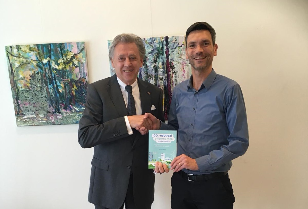 Voorzitter Klimaatberaad ontvangt eerste exemplaar boek CO2-neutraal ondernemen