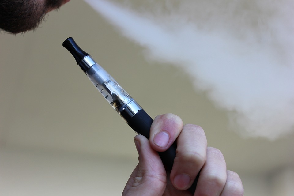 E-sigaret ‘dampen’ of sigaret ‘roken’, beide ongezond