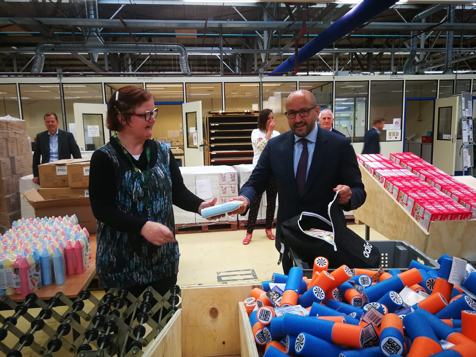 Burgemeester Marcouch van Arnhem pakt eerste Zomerpretpakketten in van Kinderhulp
