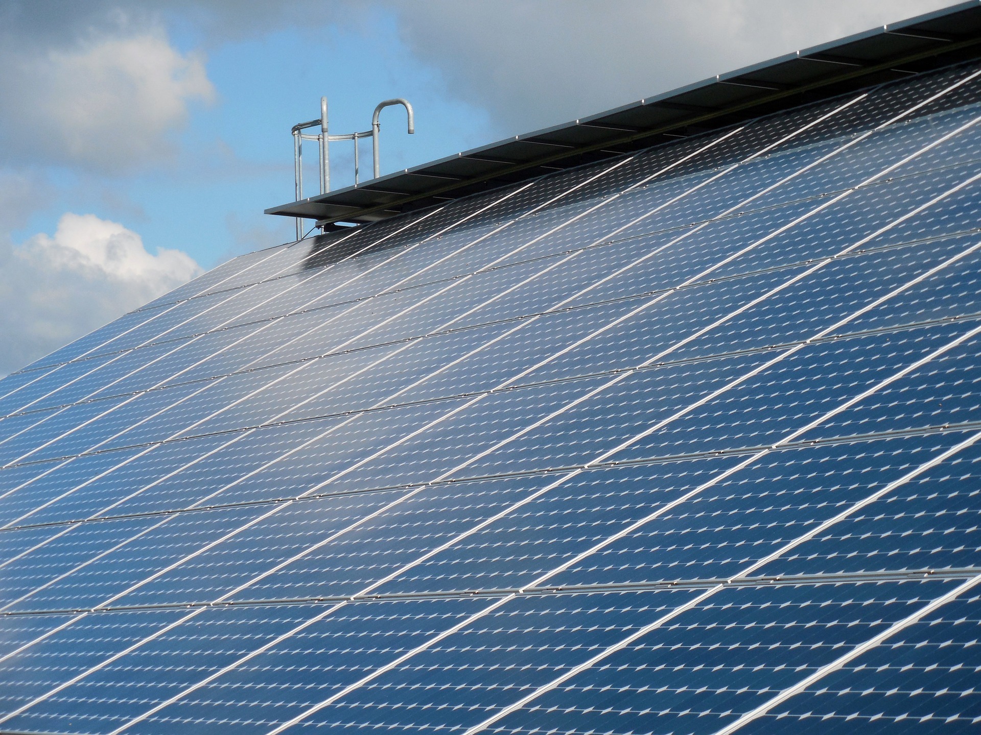 Ruim 500 zonnepanelen op dak Weidenaar Dokkum