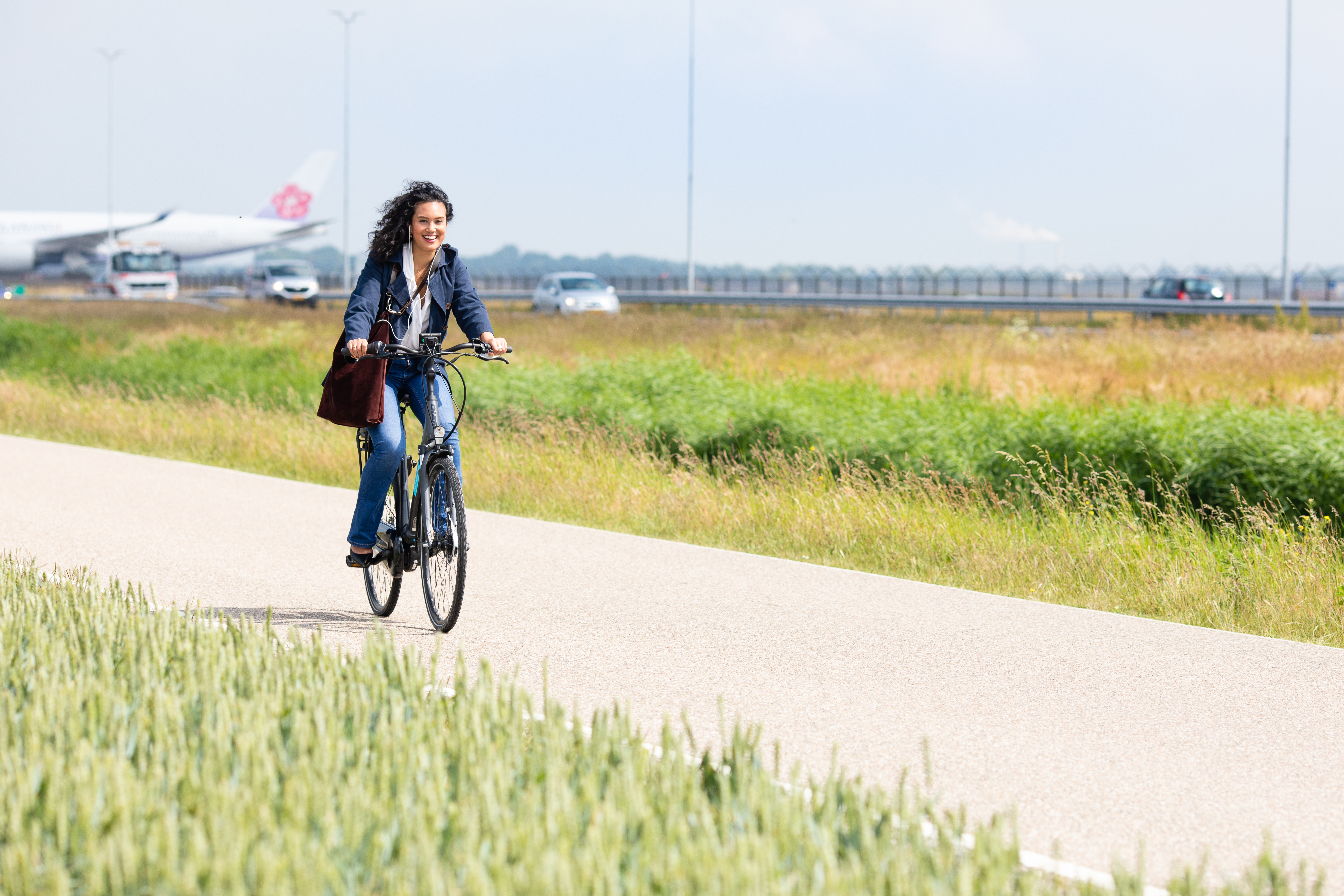 E-bikers fietsen in Groot-Schiphol voor twee